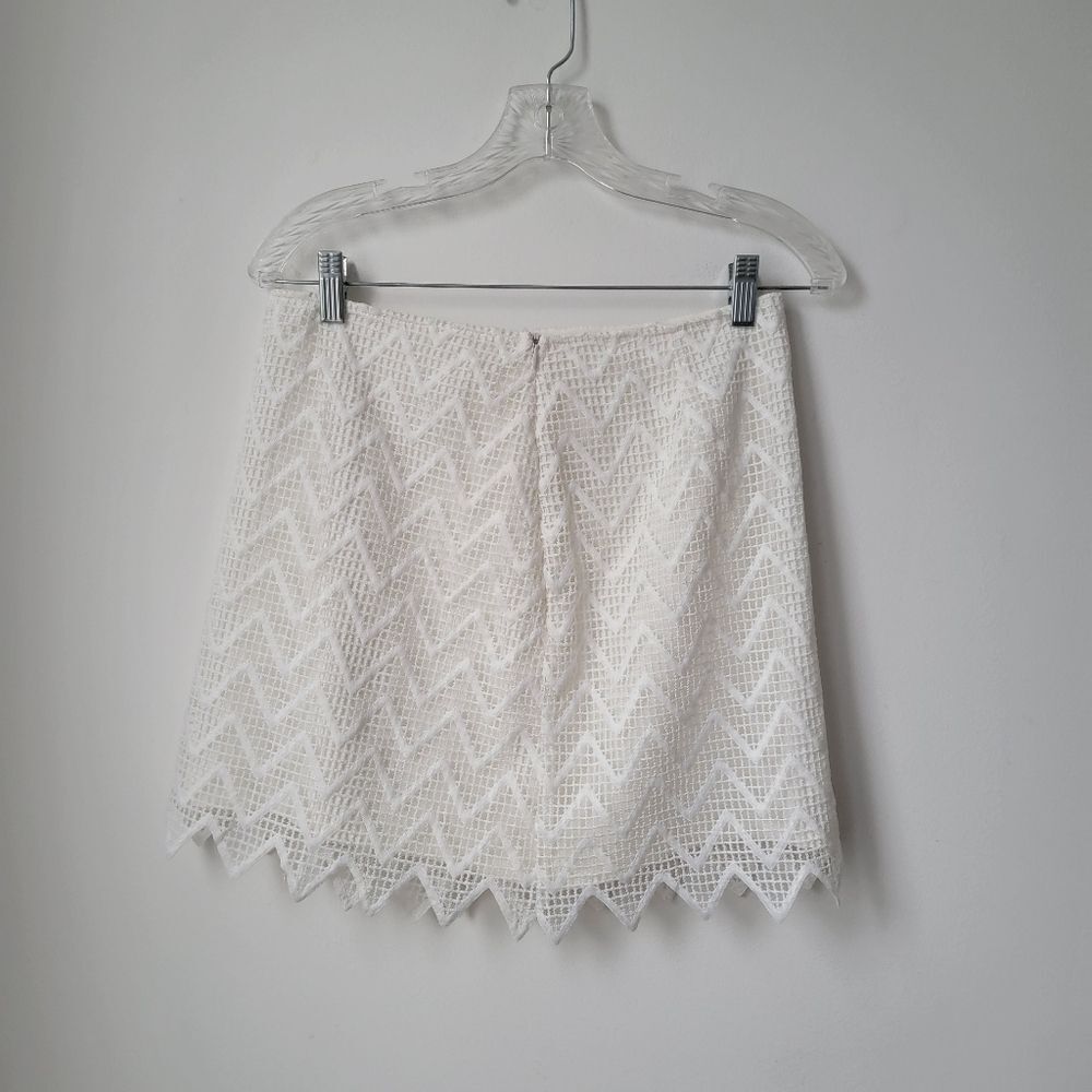 BOUTIQUE FASHION White Lace Mini Skirt Lined Size Large - Picture 6 of 7
